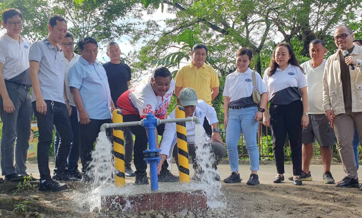 POTABLE WATER Former Metropolitan Cebu Water District chairman Joey Daluz (in white-red shirt) leads the commissioning of a water expansion project in Barangay Pulangbato on Dec. 18, 2024. The completion ended the decades-long wait by residents for clean, potable and affordable water in the area. PHOTO BY KAISER JAN FUENTES 