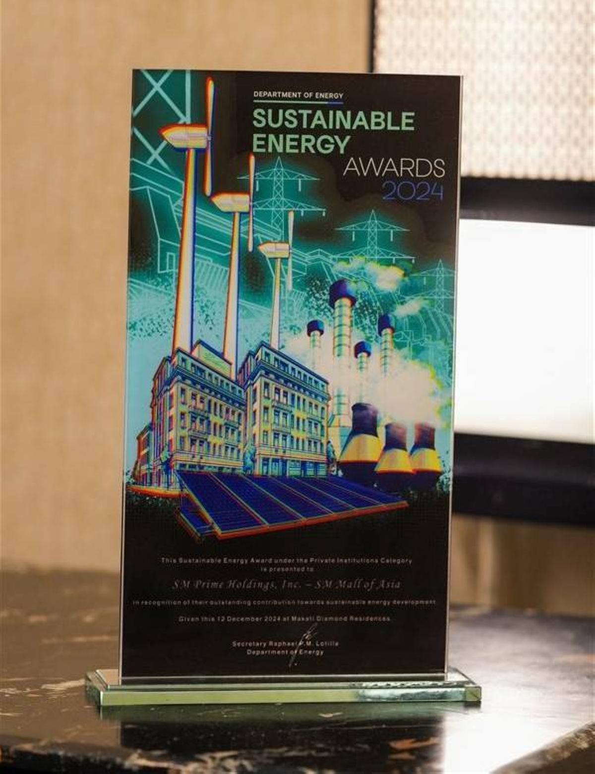 A PIONEERING WIN SM Mall of Asia wins the Department of Energy’s first-ever Sustainable Energy Award for a Private Institution, recognized for its 2.7-megawatt solar photovoltaic system, enough to power 1,790 households for a year. PHOTO FROM SM PRIME