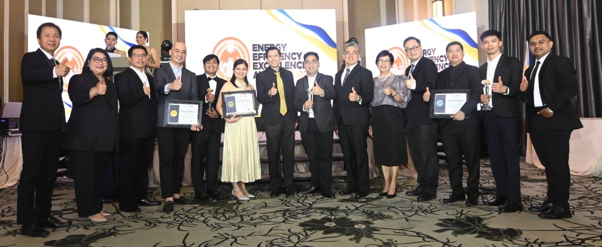 ENERGY EFFICIENCY EXCELLENCE Present at the awards night are Energy Utilization Management Board Director Patrick Aquino (7th from left) with SM Engineering Design and Development Vice President for Operations Engr. Teodoro Bautista, SM Supermalls Vice President for Corporate Compliance Engr. Liza Silerio, SM Prime Holdings Vice President for Internal Audit Marvin Perrin Pe, along with representatives from SM Center Pulilan, SM City Tanza, and SM City Tuguegarao. PHOTO FROM SM PRIME