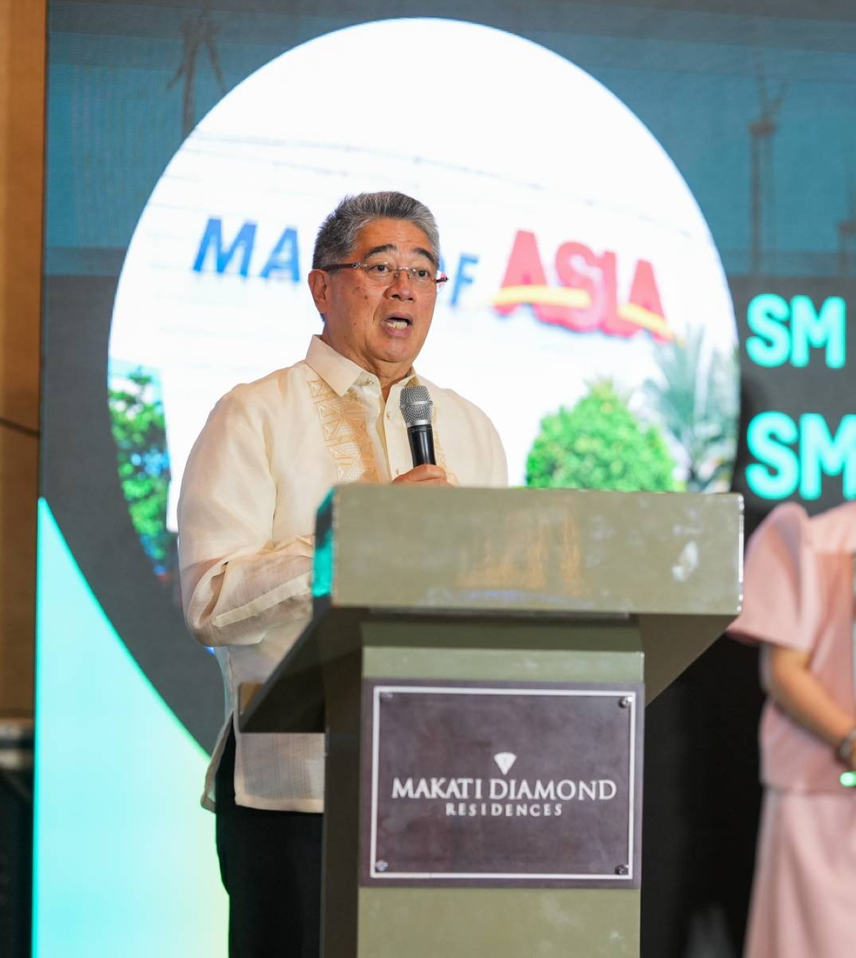 AFFIRMING SM’S COMMITMENT Engr. Teodoro Bautista, SM Engineering and Design Development vice president for Operations, thanks the Department of Energy for the Sustainable Energy Award for a private institution, given to SM Mall of Asia. PHOTO FROM SM PRIME