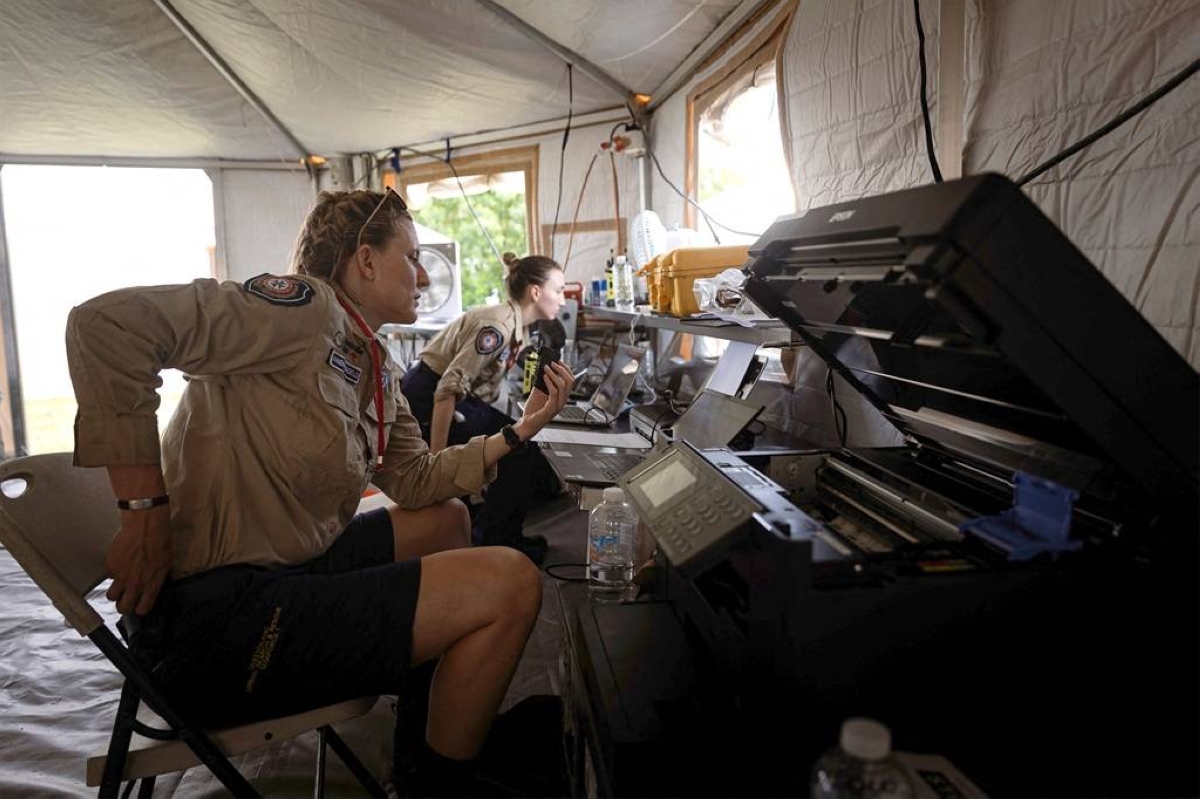 CLOSE MONITORING Members of an Australian disaster response team operate a station to support local authorities in Vanuatu’s capital Port Vila on Dec. 22, 2024, five days after a powerful earthquake struck there. PHOTO FROM AUSTRALIA’S FOREIGN AFFAIRS DEPARTMENT VIA AFP