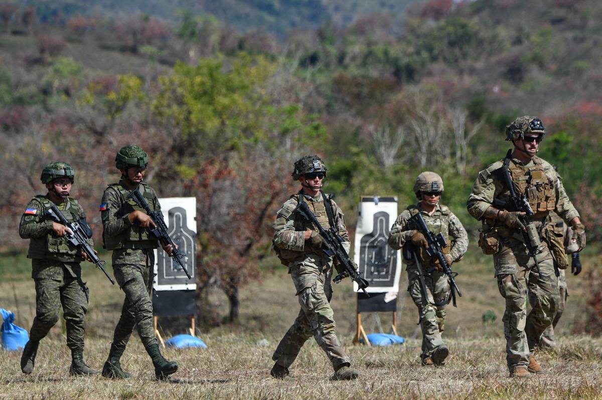 US and Philippine soldiers walk during a joint army-to-army exercise between the Philippines and the US at Fort Magsaysay, Nueva Ecija province on March 31, 2023. (Photo by Ted ALJIBE / AFP)