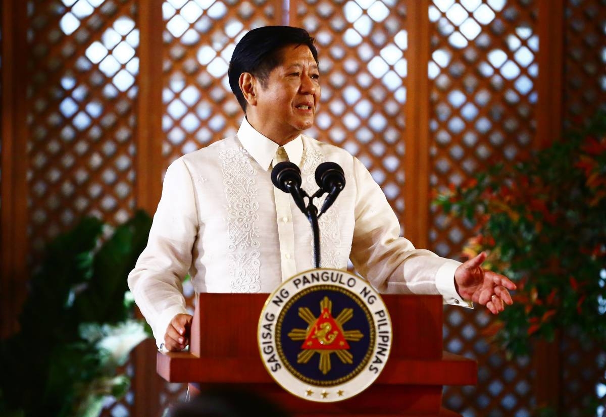 President Ferdinand Marcos Jr., Commission on Filipinos Overseas Chairman Dante Ang II and Executive Secretary Lucas Bersamin, pose for photos during the Presidential Awards for Filipino Individuals and Organizations Overseas (PAFIOO), in Malacañang  Dec. 11, 2024. PHOTOS BY MIKE ALQUINTO