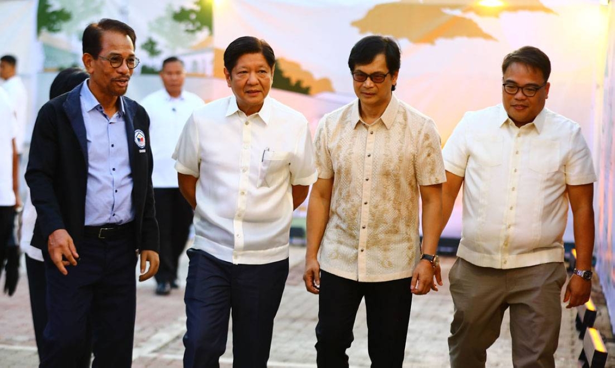 Department of Human Settlements and Urban Development Secretary Jose Rizalino ‘Jerry’ Acuzar, Department of Interior and Local Government Secretary Benhur Abalos, Department of Environment and Natural Resources Secretary Maria Antonia ‘Toni’ Yulo-Loyzaga, Manila Metropolitan Development Authority Chairman Romando Artes and Manila Mayor Honey Lacuna, welcome the arrival of President Ferdinand Romualdez Marcos Jr. with first lady Liza Marcos, followed by scale model viewing, during the ceremonial opening of Pasig Bigyang Buhay Muli (Pasig River Urban Development showcase area) along Riverside Drive of the Central Post Office in Manila on Jan. 17, 2024. PHOTO BY MIKE ALQUINTO