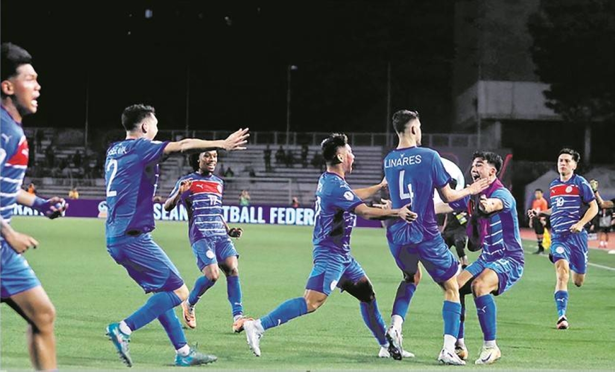 FINALLY, A WIN Philippine men’s national football team celebrate after beating powerhouse Thailand in the first leg of the Asean Mitsubishi Electric Cup 2024 semifinals at the Rizal Memorial Football Stadium in Malate, Manila, on Dec. 27, 2024. PFF PHOTO