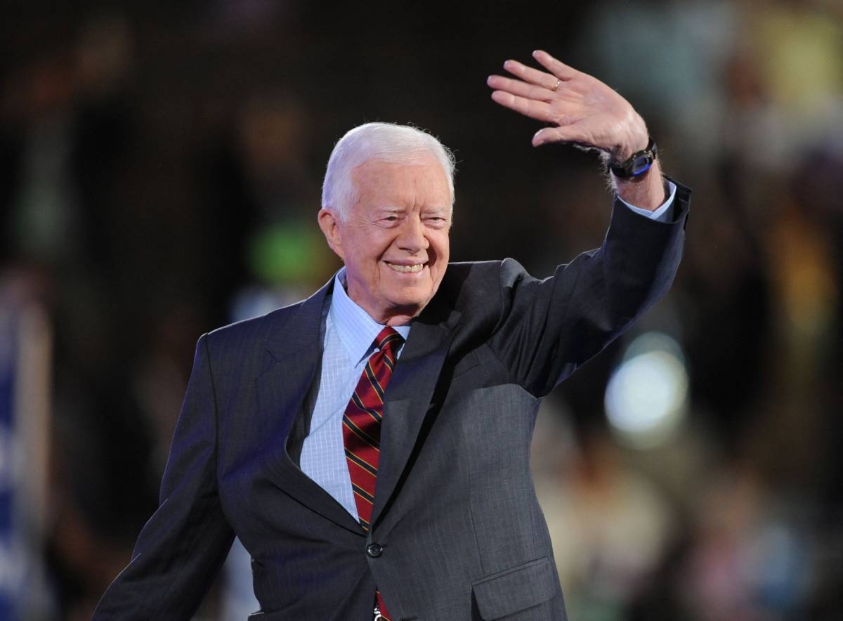 PEACEMAKER Former president Jimmy Carter waves to the crowd at the Democratic National Convention 2008 at the Pepsi Center in Denver, Colorado, on Aug. 25, 2008. The 100-year-old former US president and Nobel peace laureate, who rose from humble beginnings in rural Georgia to lead the nation from 1977 to 1981, has died, his nonprofit foundation said on Dec. 29, 2024. PHOTO BY ROBYN BECK VIA AFP