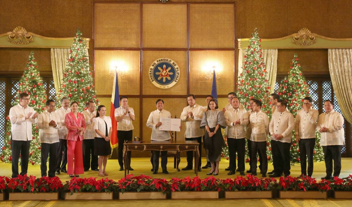 PRESIDENT FERDINAND R. MARCOS JR.’ AT THE CEREMONIAL SIGNING OF THE GENERAL APPROPRIATIONS ACT (GAA) FOR FISCAL YEAR 2025 at the Ceremonial Hall, Malacañan Palace, City of Manila
PHOTO BY RENE H DILAN
SIGNING-301224-DILAN