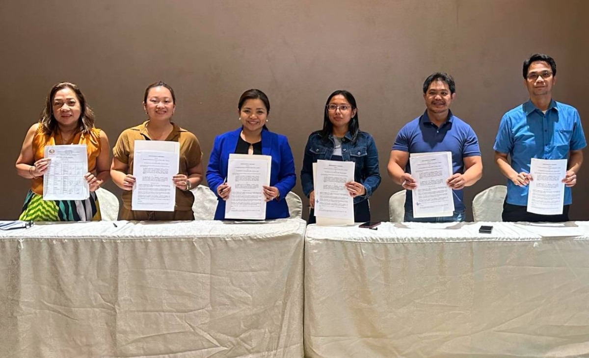 The Integrated Bar of the Philippines (IBP) Zambales Chapter, led by its president Dahlia Salamat (3rd from left), and the National Commission on Indigenous Peoples (NCIP) Zambales, headed by Maria Virginia Maggay (4th from left), formally signed the memorandum of agreement (MOA) at the Subic Bay Travelers Hotel. Also in the photo is NCIP Region 3 director Atanacio Addong (2nd from right). PHOTO BY MAHATMA RANDY DATU