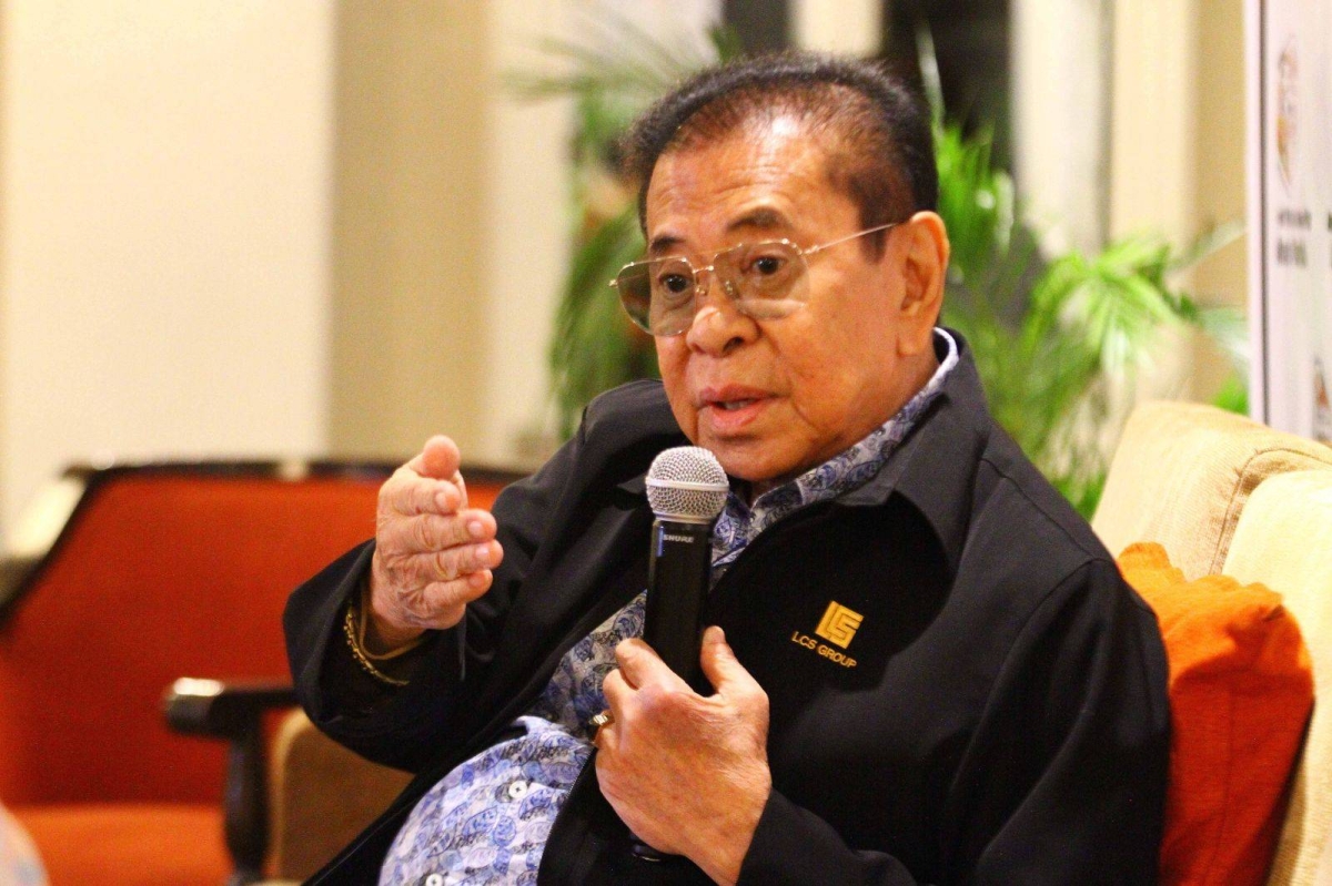 180422_CHAVIT-ALQUINTO Narvacan Ilocos Sur Mayor Chavit Singson, answers questions during the Kapihan ng Samahang Plaridel media forum, held inside the Manila Hotel, on 18 April 2022. PHOTO BY MIKE ALQUINTO)