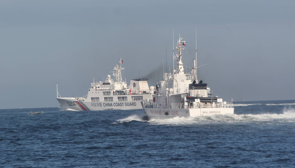 pt2/news/jan16/150120_pcg-ccg1
Photo by Enrique Agcaoili
The Philippine Coast Guard (right) with the China Coast Guard (left) vessels set sail for a joint maritime drill over the waters of the Manila Bay on January 15, 2020. The drill aims to exercise interoperability and strengthen their capabilities in responding to such crises.