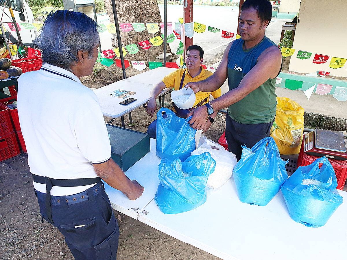 RICE CRISIS One of the Kadiwa Centers in Manila sells well-milled rice at P38 per kilogram from P40 per kilo on Jan. 17, 2025. The Kadiwa ng Pangulo lowered the price under the government’s Rice for All program. PHOTO BY RENE H DILAN