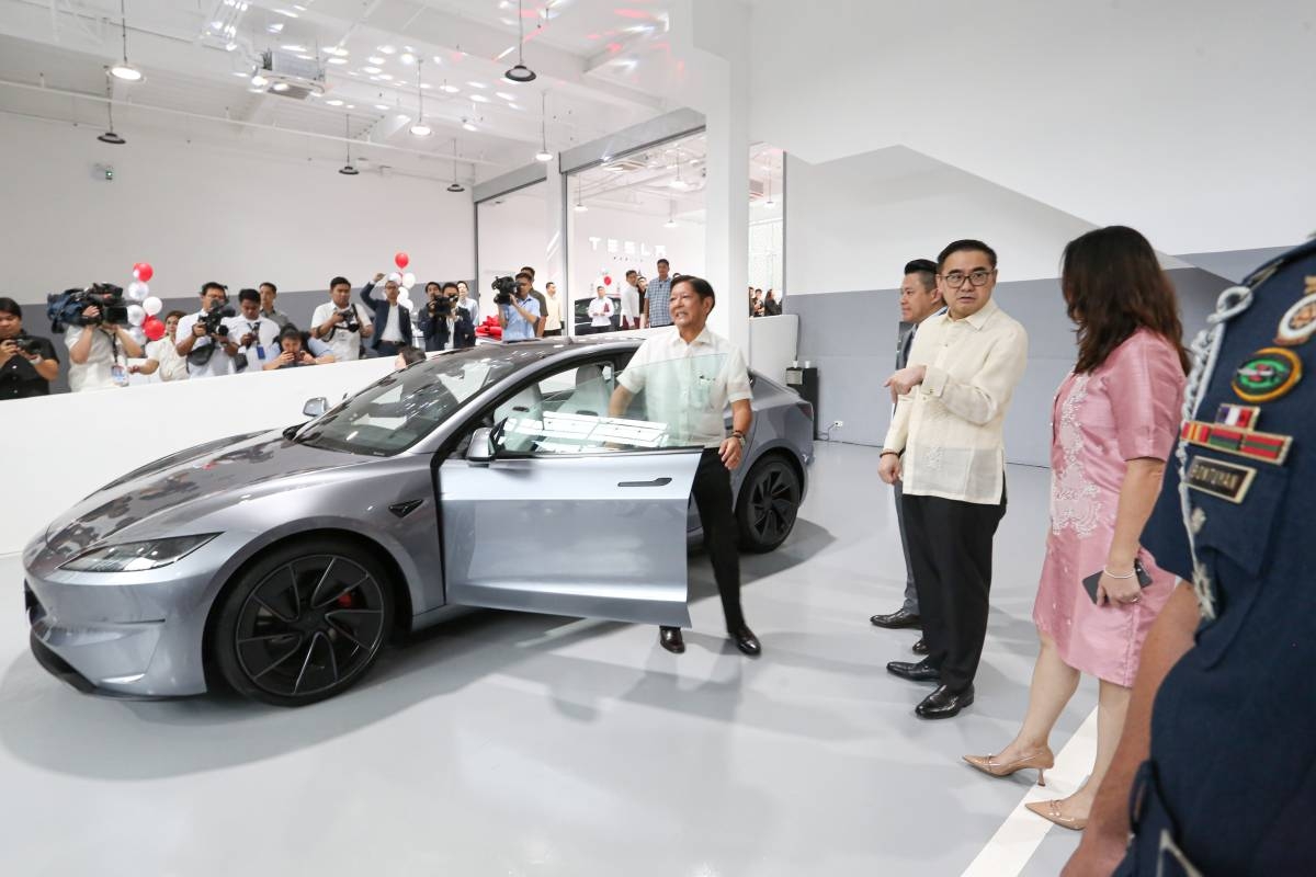 Marcos leads launch of Tesla Motors PH