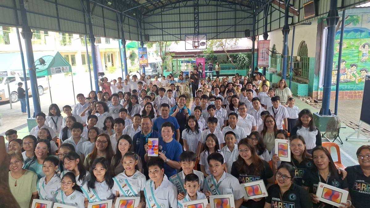 Centex Manila students, teachers, parents and Globe officials at the turnover of 20 tablets for the edtech learning hub of the Tondo elementary school on Abad Santos Avenue.