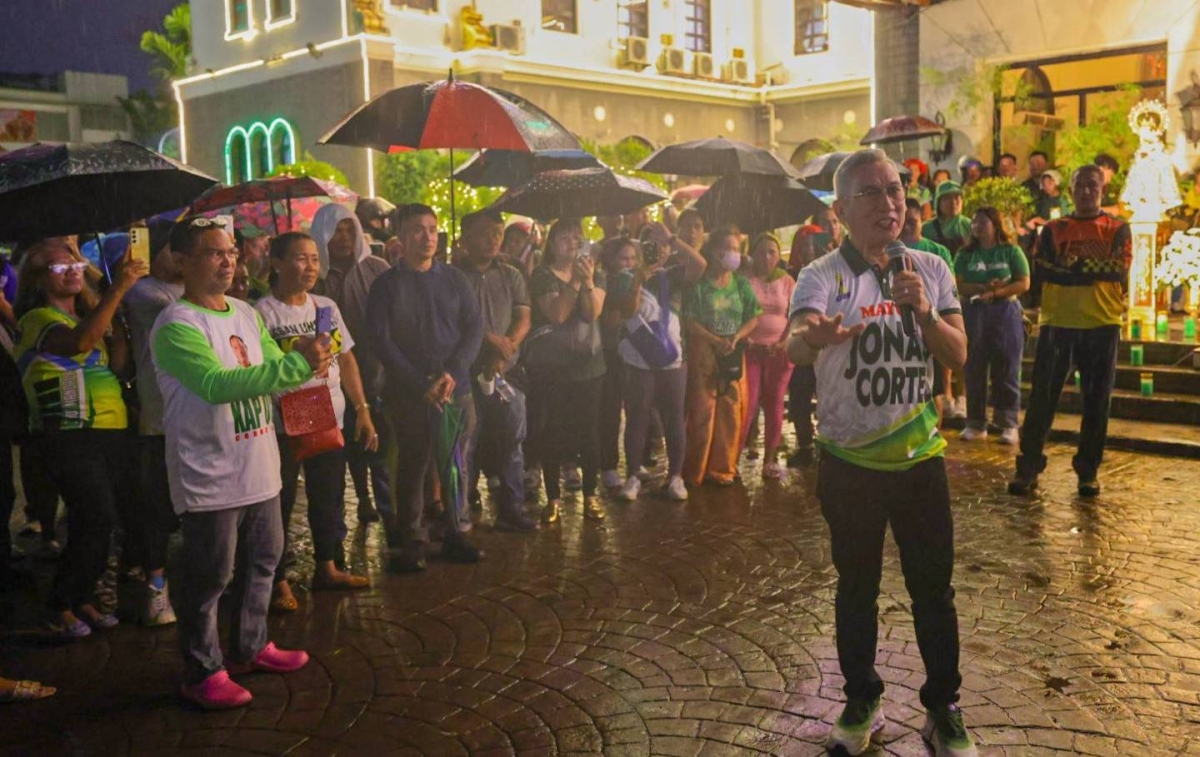 MAYOR MEETS SUPPORTERS Former Mandaue City mayor Jonas Cortes addresses supporters after a thanksgiving mass at the National Shrine of St. Joseph on Jan. 21, 2025, during which occasion he denied allegations of a P1 billion bribery linked to the Supreme Court's issuance of a temporary restraining order that prevented his disqualification from the 2025 mayoral race. PHOTO BY KAISER JAN FUENTES 
