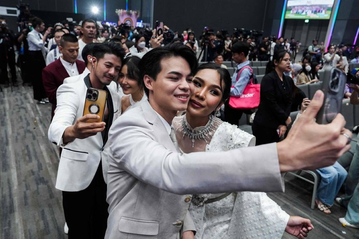 HAPPILY EVER AFTER A same-sex couple poses for selfies at a marriage registration event at the Paragon shopping mall in Thailand’s capital Bangkok on Jan. 23, 2025. AFP PHOTO