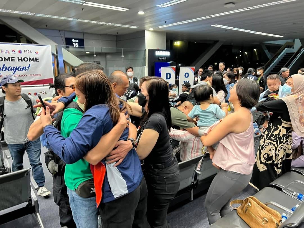 17 PH seafarers held captive return home