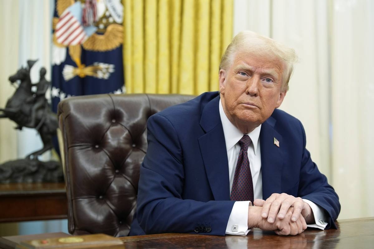 US President Donald Trump signs executive orders in the Oval Office of the White House in Washington, DC, USA, 23 January 2025.  EPA-EFE/YURI GRIPAS / POOL