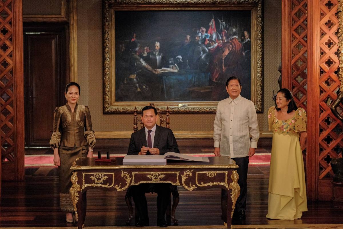 President Ferdinand Marcos Jr. and first lady Liza Araneta-Marcos welcome Cambodian Prime Minister Samdech Moha Borvor Thipadei Hun Manet and first lady Pich Chanmony Hun Manet at Malacañan Palace on Feb. 11, 2025. Prime Minister Hun Manet, on his first official visit to the Philippines, is accorded arrival honors before meeting the Philippine delegation and signing the guest book. His two-day visit aims to strengthen bilateral ties and enhance cooperation in defense, trade, tourism, and regional security. PPA POOL / JOHN RYAN BALDEMOR