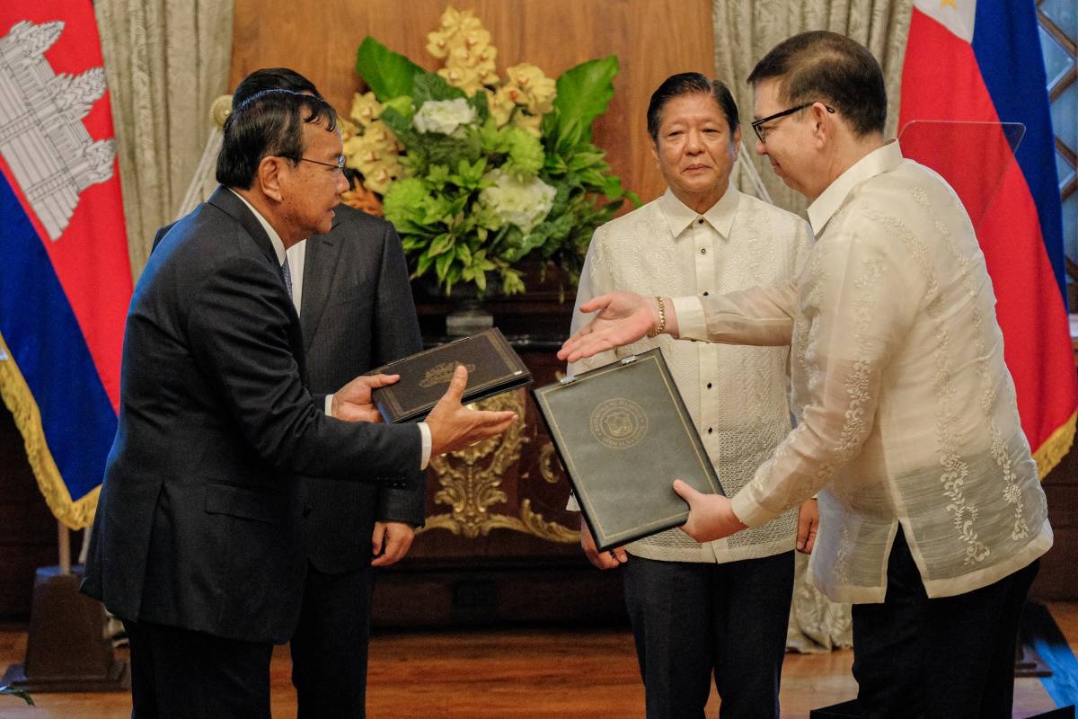 President Ferdinand Marcos Jr. and first lady Liza Araneta-Marcos welcome Cambodian Prime Minister Samdech Moha Borvor Thipadei Hun Manet and first lady Pich Chanmony Hun Manet at Malacañan Palace on Feb. 11, 2025. Prime Minister Hun Manet, on his first official visit to the Philippines, is accorded arrival honors before meeting the Philippine delegation and signing the guest book. His two-day visit aims to strengthen bilateral ties and enhance cooperation in defense, trade, tourism, and regional security. PPA POOL / JOHN RYAN BALDEMOR