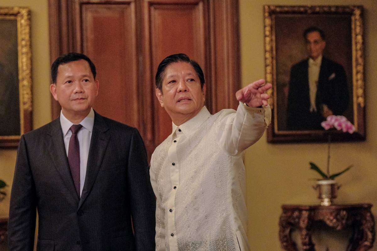 President Ferdinand Marcos Jr. and first lady Liza Araneta-Marcos welcome Cambodian Prime Minister Samdech Moha Borvor Thipadei Hun Manet and first lady Pich Chanmony Hun Manet at Malacañan Palace on Feb. 11, 2025. Prime Minister Hun Manet, on his first official visit to the Philippines, is accorded arrival honors before meeting the Philippine delegation and signing the guest book. His two-day visit aims to strengthen bilateral ties and enhance cooperation in defense, trade, tourism, and regional security. PPA POOL / JOHN RYAN BALDEMOR