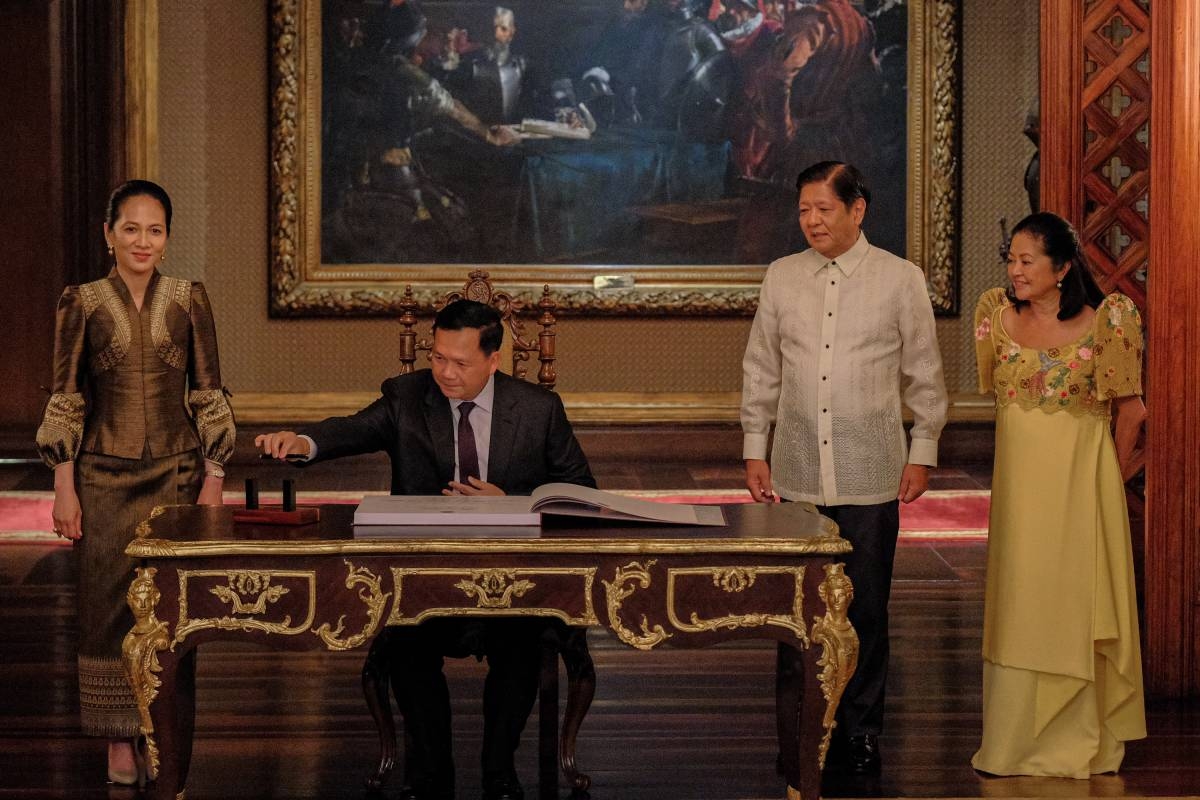 President Ferdinand Marcos Jr. and first lady Liza Araneta-Marcos welcome Cambodian Prime Minister Samdech Moha Borvor Thipadei Hun Manet and first lady Pich Chanmony Hun Manet at Malacañan Palace on Feb. 11, 2025. Prime Minister Hun Manet, on his first official visit to the Philippines, is accorded arrival honors before meeting the Philippine delegation and signing the guest book. His two-day visit aims to strengthen bilateral ties and enhance cooperation in defense, trade, tourism, and regional security. PPA POOL / JOHN RYAN BALDEMOR