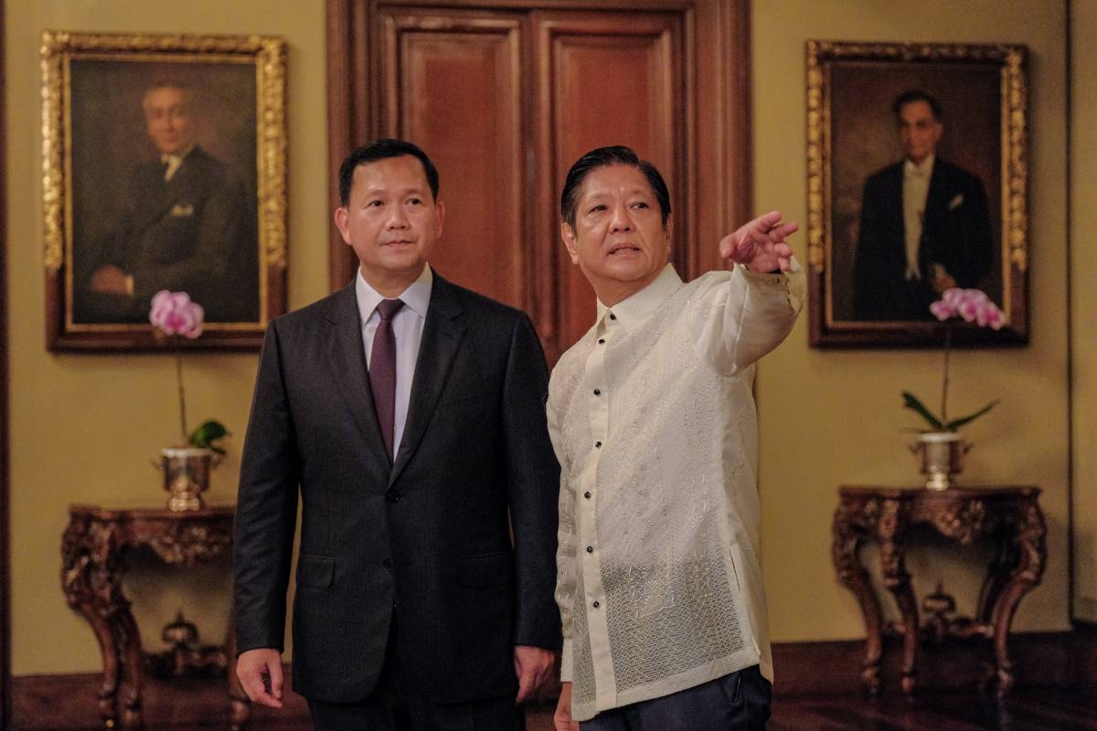 President Ferdinand Marcos Jr. and first lady Liza Araneta-Marcos welcome Cambodian Prime Minister Samdech Moha Borvor Thipadei Hun Manet and first lady Pich Chanmony Hun Manet at Malacañan Palace on Feb. 11, 2025. Prime Minister Hun Manet, on his first official visit to the Philippines, is accorded arrival honors before meeting the Philippine delegation and signing the guest book. His two-day visit aims to strengthen bilateral ties and enhance cooperation in defense, trade, tourism, and regional security. PPA POOL / JOHN RYAN BALDEMOR