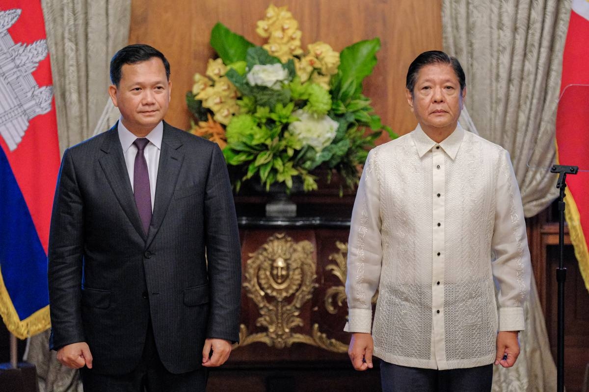 President Ferdinand Marcos Jr. and first lady Liza Araneta-Marcos welcome Cambodian Prime Minister Samdech Moha Borvor Thipadei Hun Manet and first lady Pich Chanmony Hun Manet at Malacañan Palace on Feb. 11, 2025. Prime Minister Hun Manet, on his first official visit to the Philippines, is accorded arrival honors before meeting the Philippine delegation and signing the guest book. His two-day visit aims to strengthen bilateral ties and enhance cooperation in defense, trade, tourism, and regional security. PPA POOL / JOHN RYAN BALDEMOR