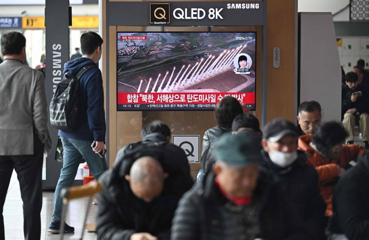 NOTHING NEW People watch a television screen showing a news broadcast using file footage of a North Korean missile test, at a train station in South Korea’s capital Seoul on March 10, 2025. AFP PHOTO