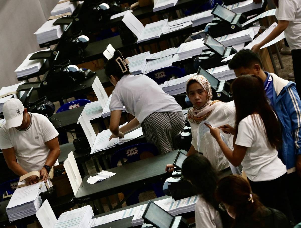 Printed ballots for the May 12 National and Local Elections undergo inspection on Feb. 14, 2025, the first day of the Commission on Elections' (Comelec's) Ballot Verification at the Amoranto Sports Complex in Quezon City. Comelec Chairman George Garcia said that their space at the National Printing Office (NPO) was not enough for ballot verification, so they borrowed a venue from the Quezon City government to expedite and maximize the verification process. PHOTOS BY ISMAEL DE JUAN