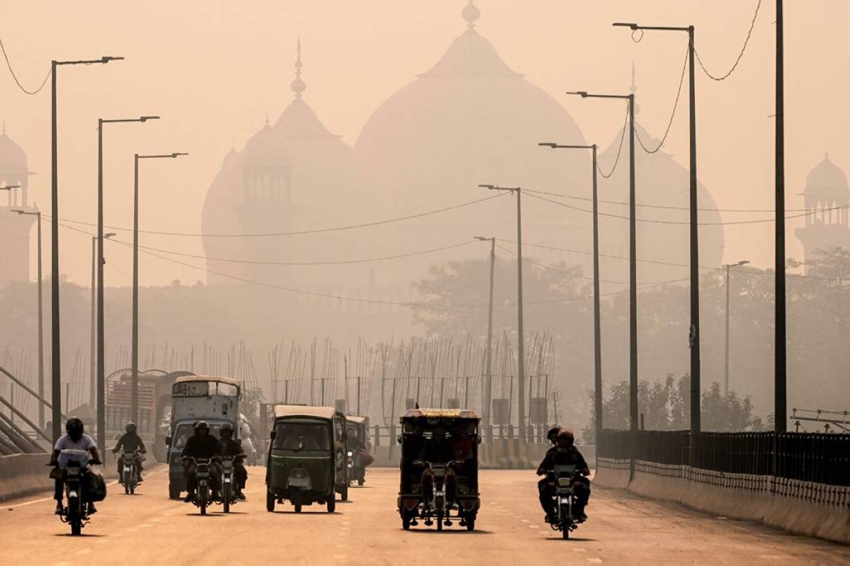 DIRTY BEFORE DUSK A construction crane is engulfed in smog at sunset in the city of Mumbai, western India, on Jan. 1, 2025. EPA FILE PHOTO