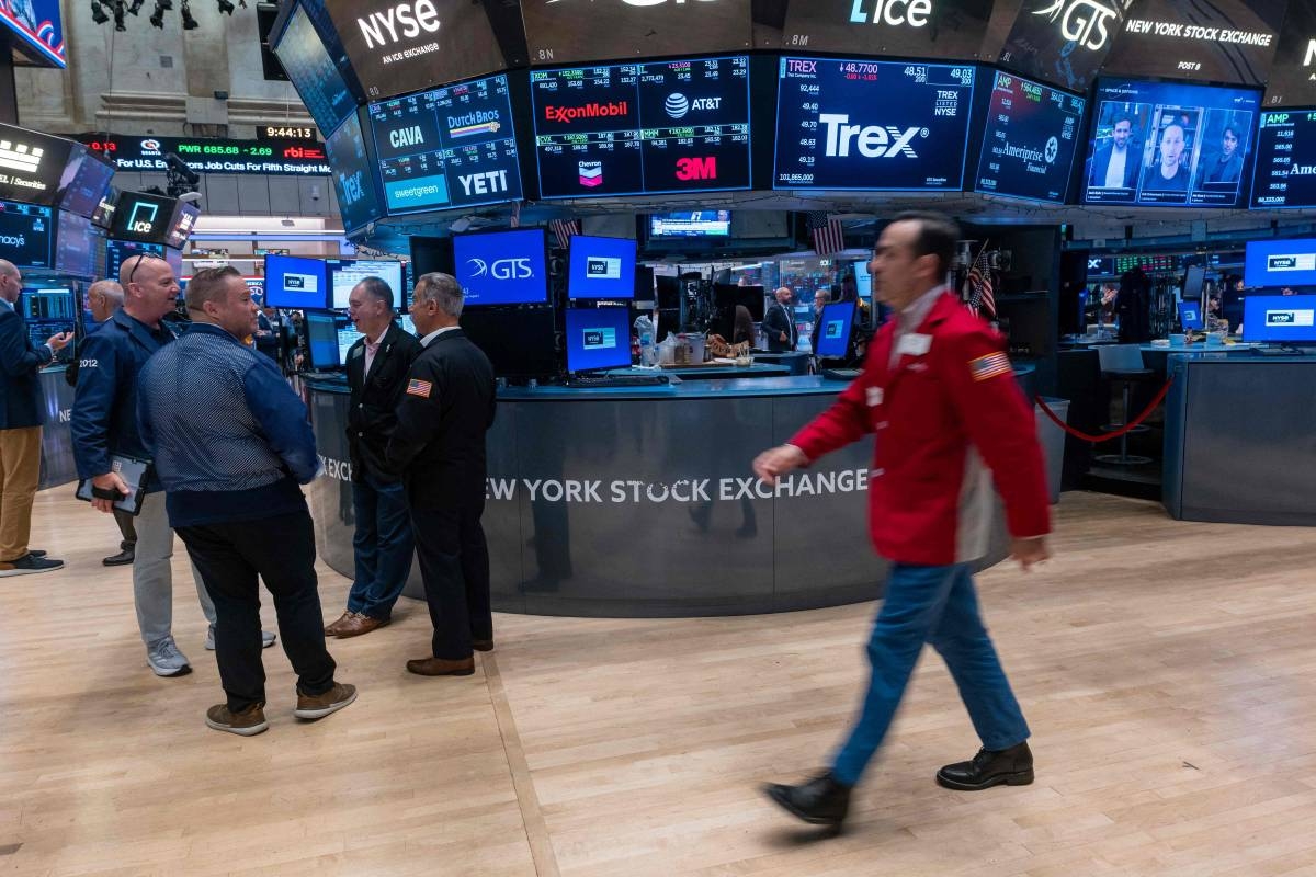 US stocks edge further from their records as oil prices keep swinging
