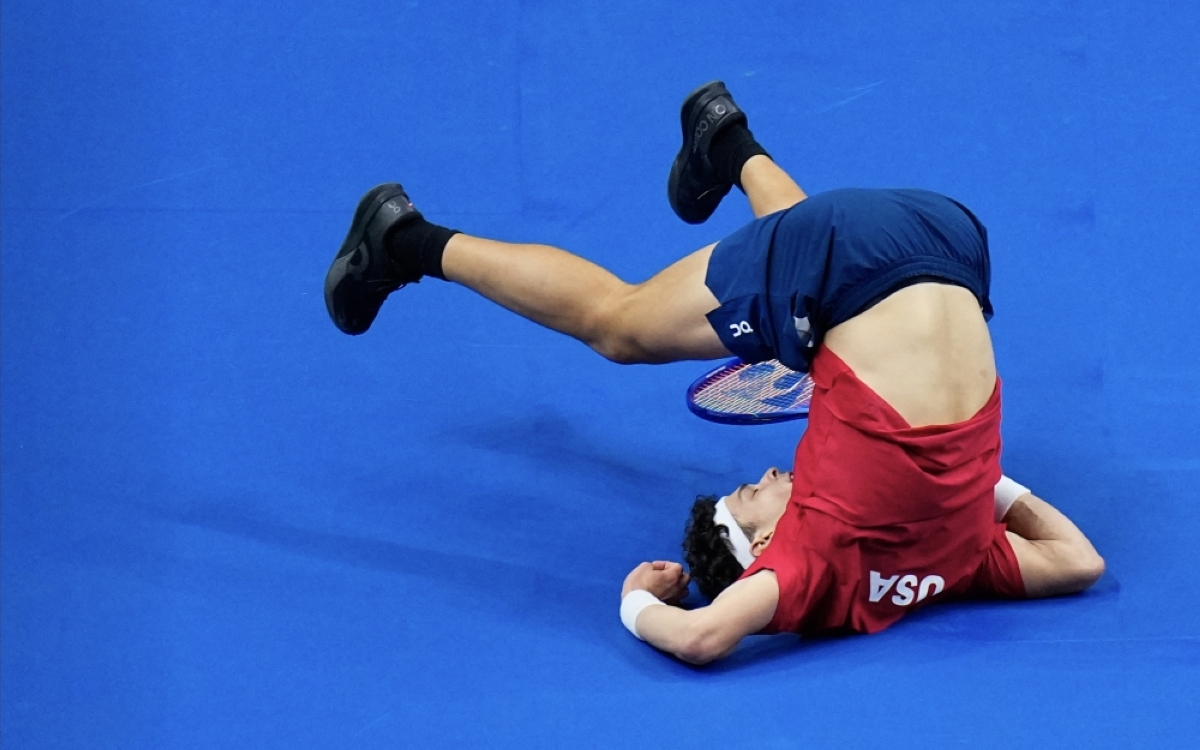 Ben Shelton stumbles in Davis Cup return
