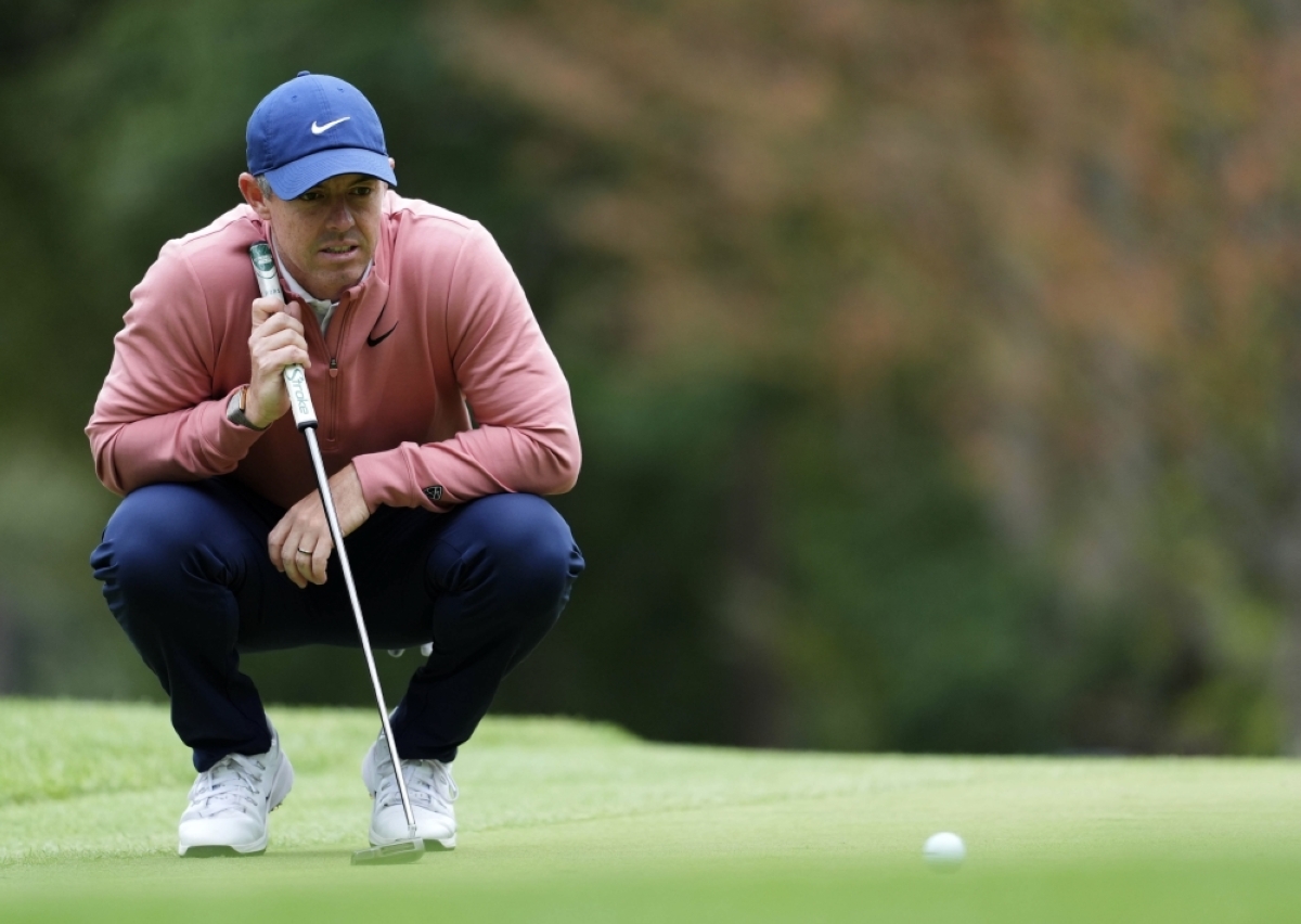 McIlroy two shots off lead at Wentworth