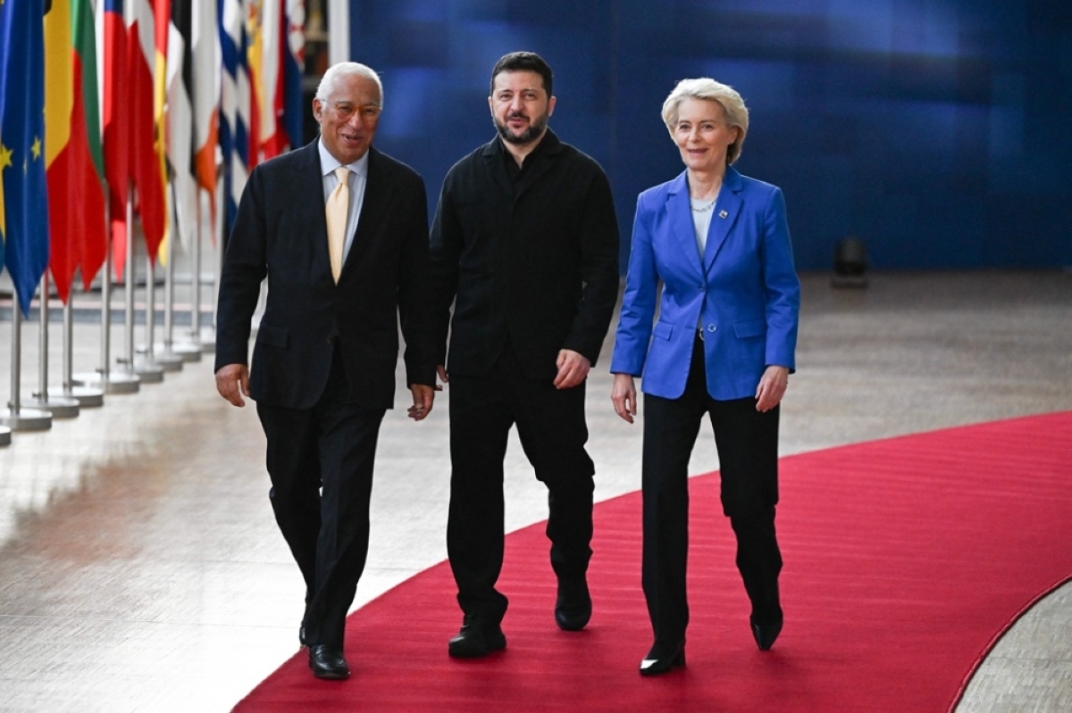 
FLANKED BY FRIENDS (From left) European Council President Antonio Costa, Ukraine’s President Volodymyr Zelenskyy and European Commission President Ursula von der Leyen arrive to attend a European Union summit in Belgium’s capital Brussels on Oct. 16, 2026. 
AFP PHOTO 