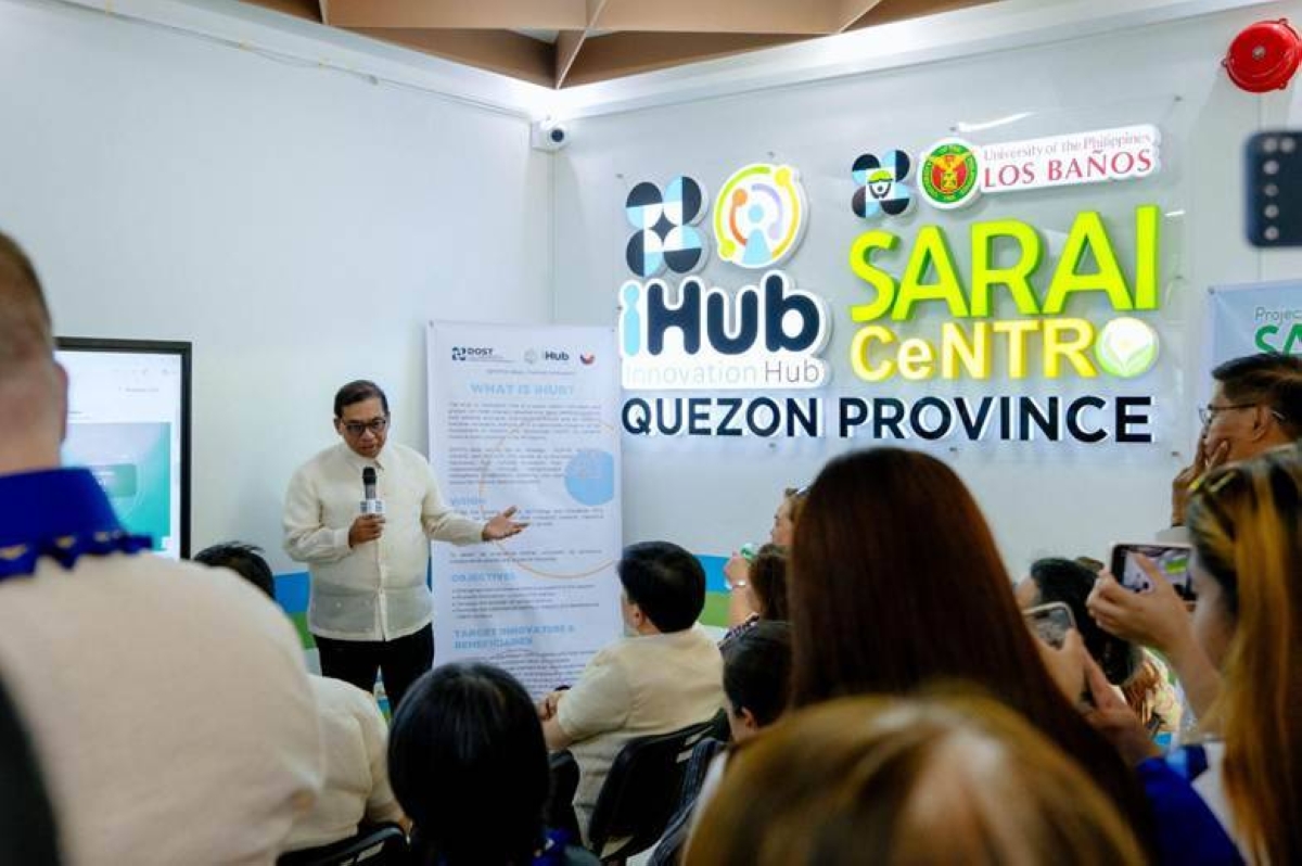 DOST Assistant Secretary Maria Teresa B. De Guzman, second from left, Quezon Gov. Angelina Tan, center, and DOST Quezon Provincial Director Esperanza Jawili, fourth from left, examine a Makeroscope unit at Quezon Science High School in Tayabas City.