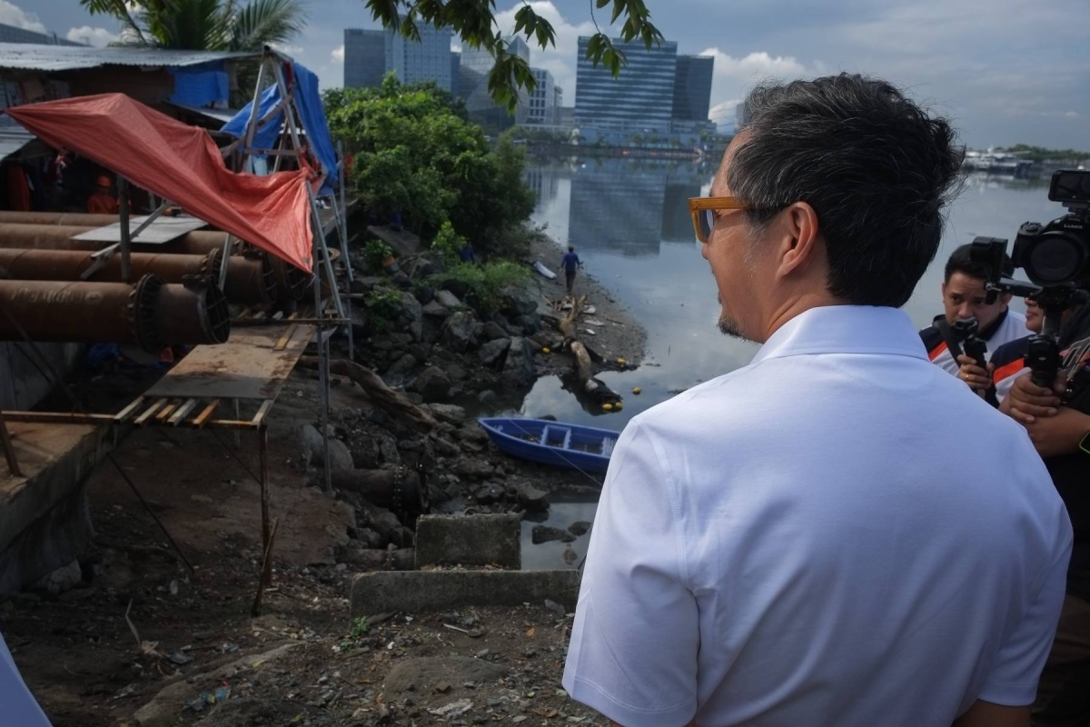 Department of Public Works and Highways Secretary Vince Dizon inspects the Diokno Pumping Station in Pasay City o Oct. 19, 2026, following the arrest of suspects involved in the theft of electrical parts, wiring, and other critical components. During the inspection, Dizon announced the removal of Davao City District Engineer Richard Ragasa, Assistant District Engineer Lilibeth Sarmiento, Construction Chief Roberto Mamaril, and Chief Engr. Renato Catingub, Cebu 4th District Engineering Office Construction over alleged questionable deals with subcontractors. He also announced that Philippine Coast Guard personnel will be deployed to provide additional security at the Diokno, Remedios, Abad, Faura, Luneta, and Harbor pumping stations. PHOTOS BY J. GERARD SEGUIA