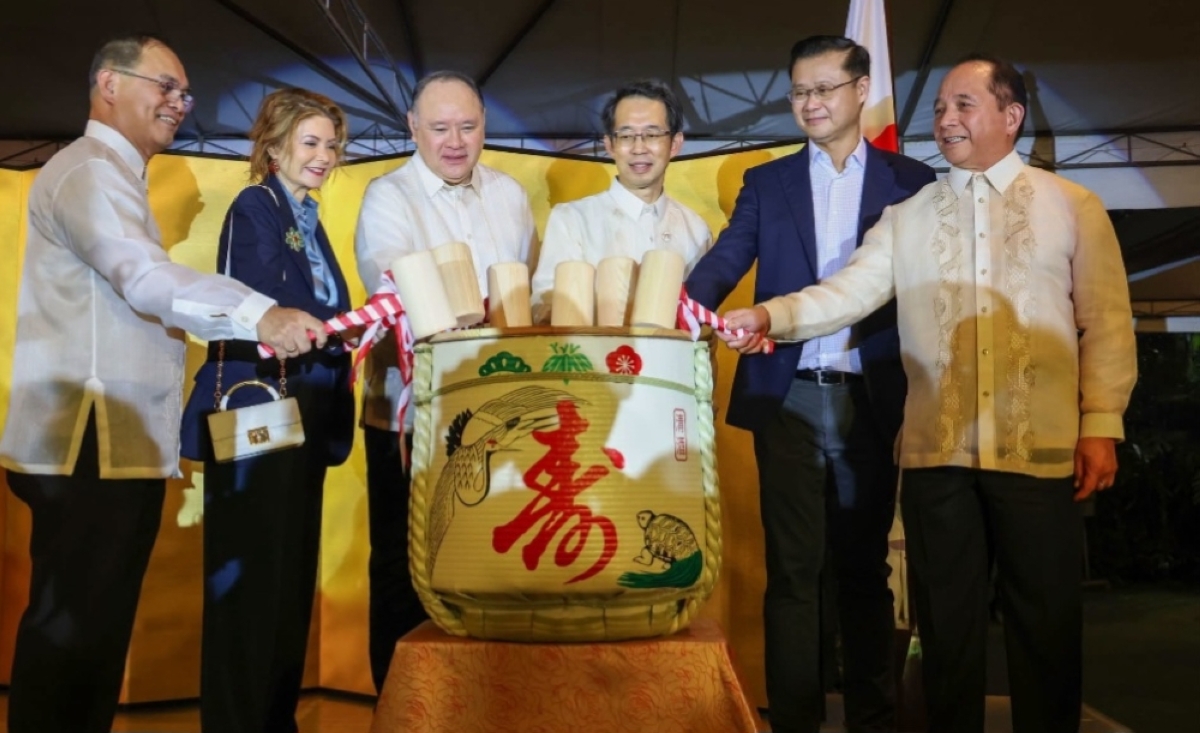 SYMBOLIC TIES (From left) Defense Senior Undersecretary Irineo Espino, Monica Teodoro, Defense Secretary Gilberto Teodoro Jr., Japanese Ambassador to the Philippines Kitagawa Katsuro, Sen. Sherwin Gatchalian, and National Security Adviser Eduardo Oban Jr. participate in the traditional Kagami Biraki (wooden sake barrel breaking) ceremony during the 72nd Anniversary of Japan’s Self-Defense Forces. PHOTO FROM DEPARTMENT OF NATIONAL DEFENSE 
