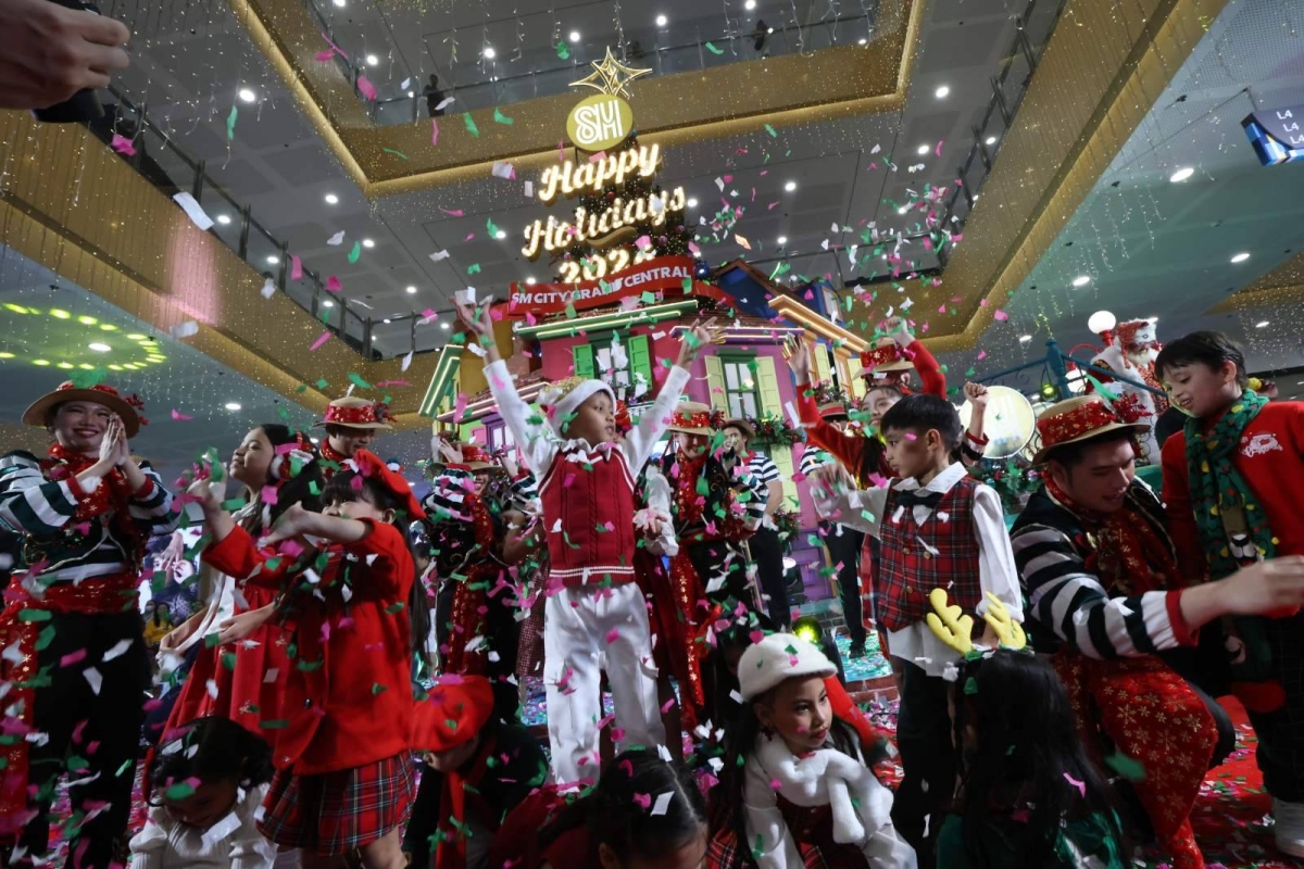Christmas tree lighting with the officials of SM Grand Central in Caloocan City on Oct. 20, 2026. PHOTOS BY RENE H. DILAN