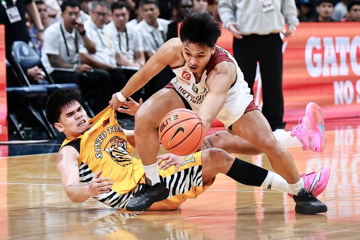 UP's Rainer Maga battles for the ball possession against UST's Mark Llemit during the UAAP Season 89 men's basketball at the Mall of Asia Arena in Pasay on October 21, 2026. Photo by Rio Deluvio
