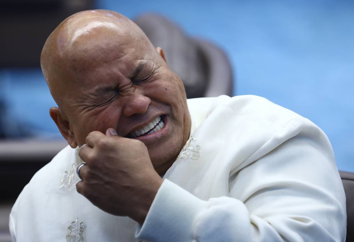 Palace urges fugitive senator to surrender