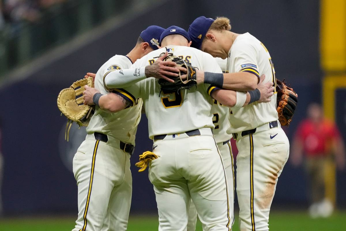 Brewers edge Rays to capture World Series opener