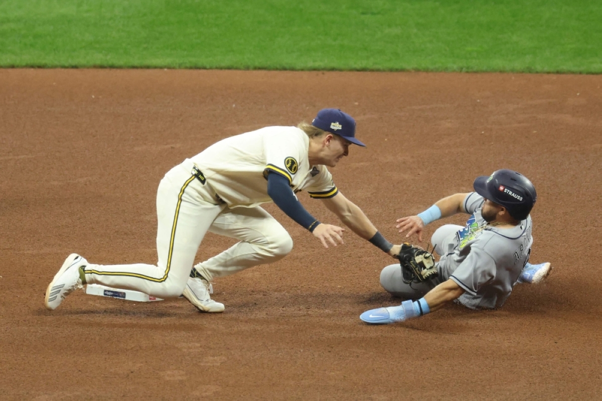Brewers edge Rays to win World Series opener