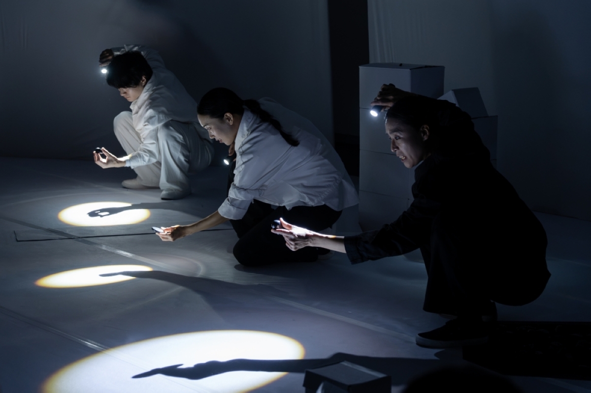 Performers use handheld lights and shadows to create visual effects in ‘Cookies, Ann, Cream.’ PHOTOS FROM KCC  