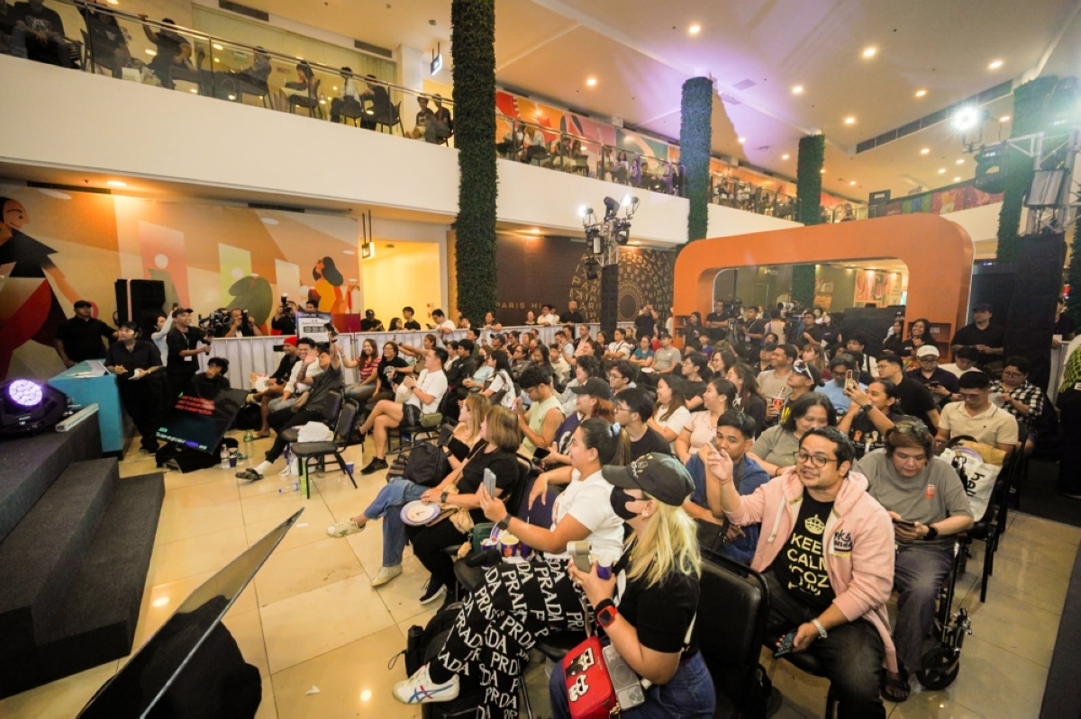Buyers patiently waited for the clock to strike 12:01, when The Loop store would open its doors and unveil the new iPhone 18.