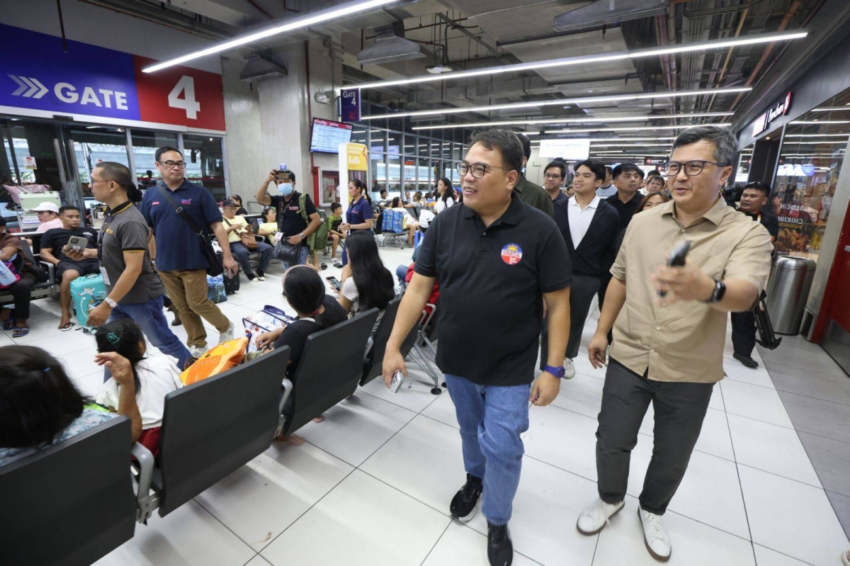 Romando Artes, chairman of the Metropolitan Manila Development Authority, led the inspection of the Parañaque Integrated Terminal Exchange accompanied by officials of the Philippine Drug Enforcement Agency on October 26, 2026. PHOTO BY RENE H. DILAN