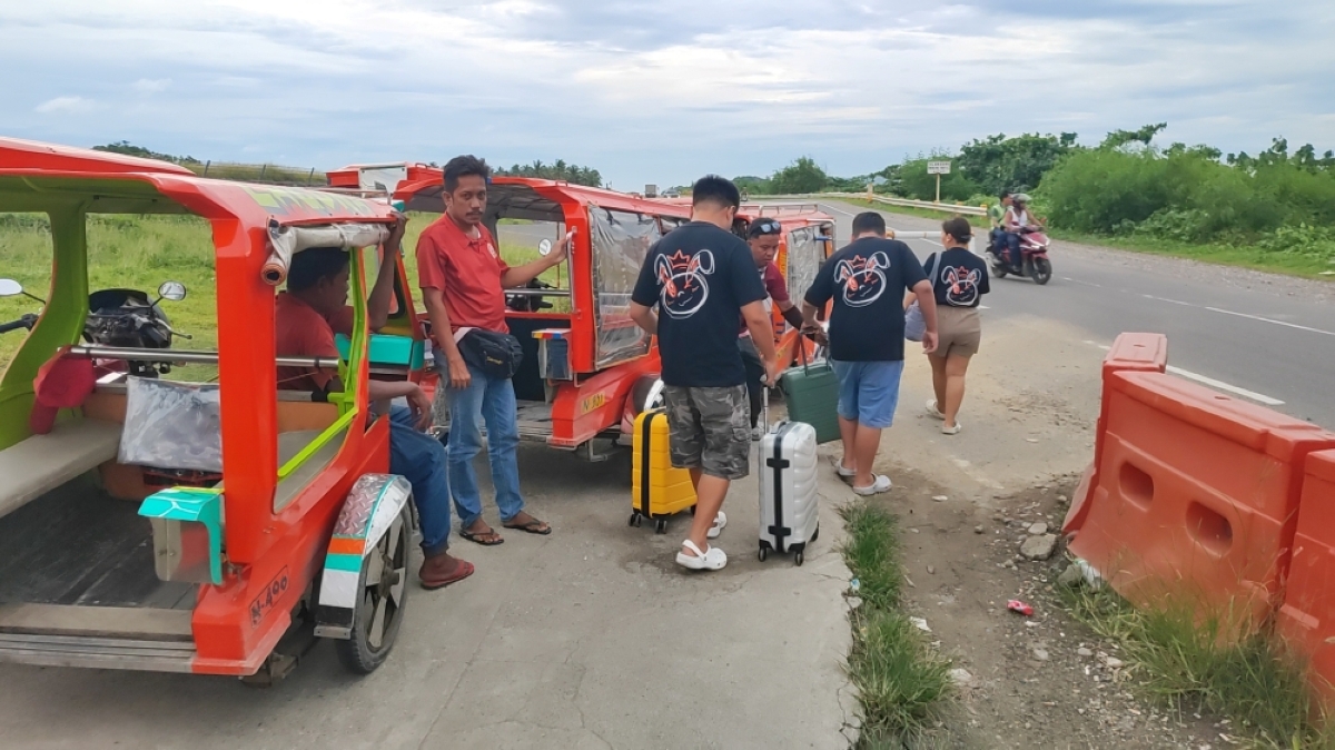 Passengers traveling through Caticlan can save on transportation by walking between the jetty port and the nearby airport terminal. PHOTOS BY JOSEPH BAUTISTA