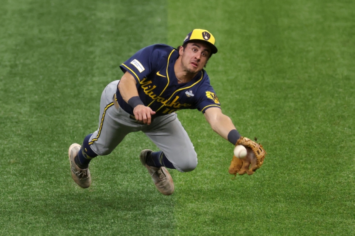 Brewers rout Rays to reach brink of World Series sweep