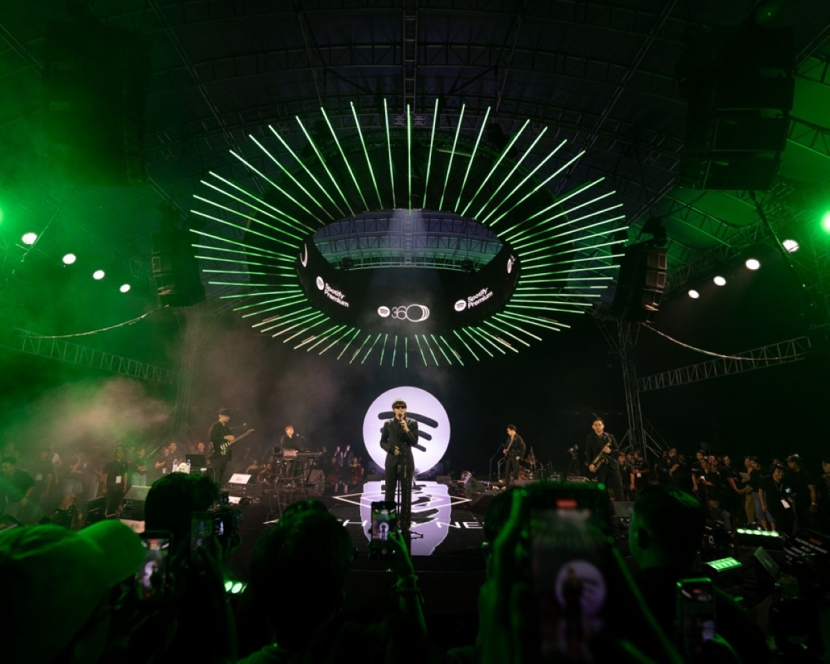 Arthur Nery performs on a 360-degree stage during Spotify 360, an exclusive Premium fan experience at New Clark City Athletics Stadium. PHOTOS FROM SPOTIFY 