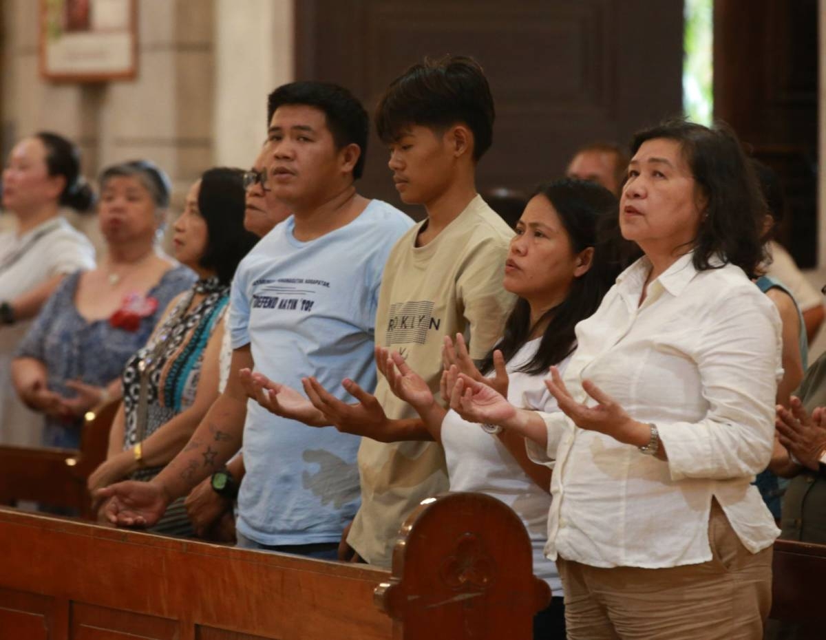 Mary Jane Veloso with her family attend thanksgiving mass at the Our Lady of Remedies (Malate church) in Manila on Oct. 28, 2026. PHOTOS BY RENE H. DILAN