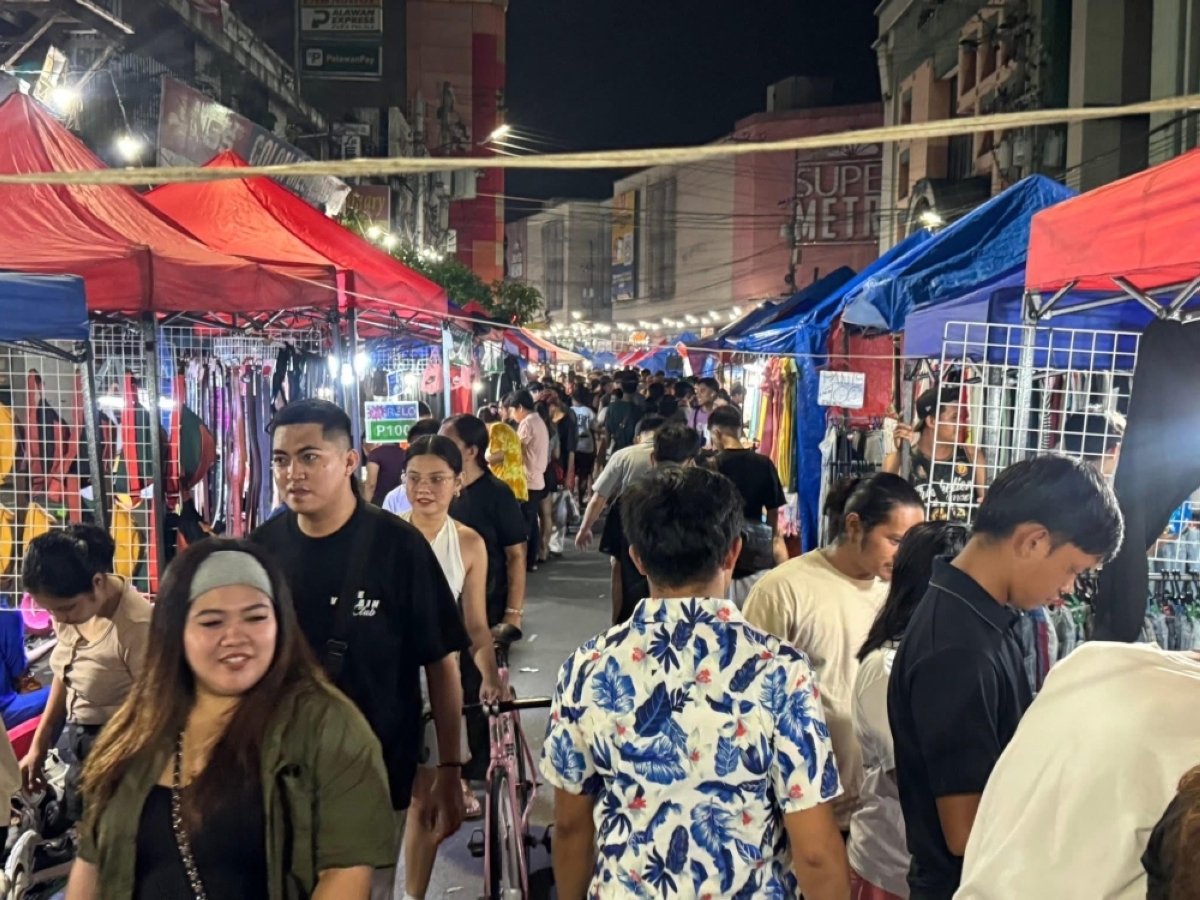 
FINED Due to alleged simple neglect in ensuring compliance with legal requirements for the Colon Street Night Market in 2025, Cebu City Mayor Nestor Archival has been slapped with a fine equivalent to one month of his basic salary by the Ombudsman. 
PHOTO BY KAISER JAN FUENTES 